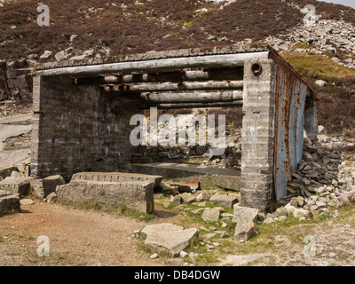Questo è un rifugio da un vecchio abbandonato cava di granito nella Mourne Mountains Irlanda Foto Stock