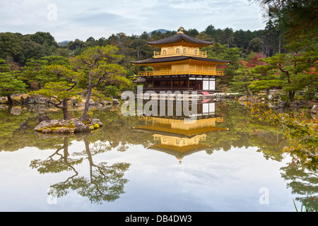 Il padiglione dorato del Tempio di Kinkaku-ji o Rokuon-ji di Kyoto, visto in autunno. Questo Zen tempio Buddista è uno dei ... Foto Stock