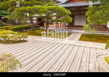 Una parte dei giardini del tempio di Ginkaku-ji o Jisho-ji di Kyoto, visto in autunno. Questo Zen tempio Buddista è una notevole... Foto Stock