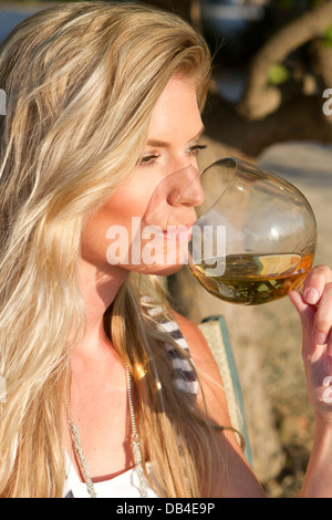 Venti-qualcosa di donna in una vigna al tramonto. Foto Stock