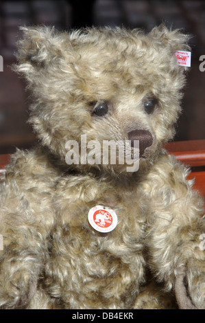 Steiff Teddy bear in vendita in vetrina, REGNO UNITO Foto Stock