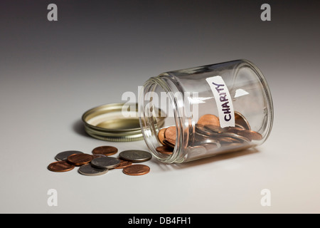 Eventuali fuoriuscite di vasetto in vetro di monete salvato per beneficenza - USA Foto Stock