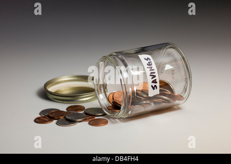 Eventuali fuoriuscite di vasetto in vetro di monete per il risparmio - USA Foto Stock