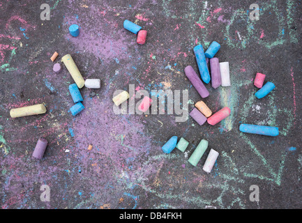 Pezzi colorati di gesso sulla strada Foto Stock