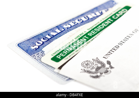 Stati Uniti d'America la sicurezza sociale e la carta verde su sfondo bianco. Il concetto di immigrazione. Foto Stock
