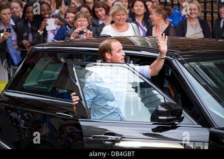 Londra, Regno Unito. 23 Luglio, 2013. Il Duca di Cambridge, William e la Duchessa di Cambridge, Caterina, lasciare il St. Mary s Hospital con il loro figlio neonato in Londra, Regno Unito, 23 luglio 2013. Kate ha dato nascita a lei e il principe William, primo figlio, a 4.24pm BST al Lindo ala del St. Mary s Hospital. Foto: Patrick van Katwijk/dpa/Alamy Live News Foto Stock