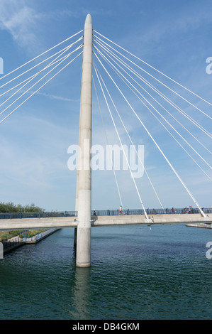Moderna strada ponte sopra il lago marino a Southport, North West England, Regno Unito Foto Stock