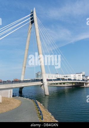 Moderna strada ponte sopra il lago marino a Southport, North West England, Regno Unito Foto Stock