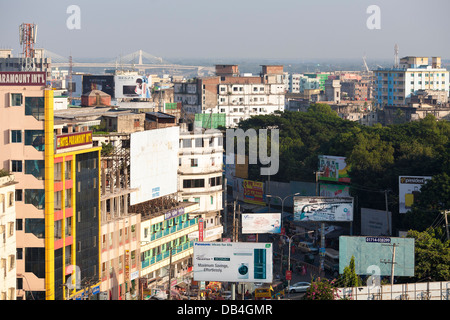 Una vista sulla strada della stazione e la città dalla cima di uno dei numerosi edifici della città affollate di Chittagong, Bangladesh Foto Stock