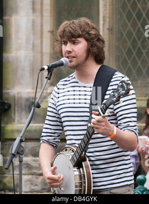 Cantante e banjo player, Dan Walsh, esegue a Rothbury Festival di musica tradizionale, nell'Inghilterra del Nord, Regno Unito Foto Stock