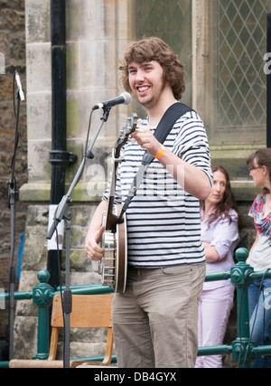 Cantante e banjo player, Dan Walsh, esegue a Rothbury Festival di musica tradizionale, nell'Inghilterra del Nord, Regno Unito Foto Stock