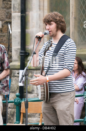 Cantante e banjo player, Dan Walsh, esegue a Rothbury Festival di musica tradizionale, nell'Inghilterra del Nord, Regno Unito Foto Stock