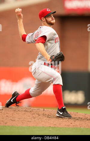 San Francisco, CA, Stati Uniti d'America. 23 Luglio, 2013. Luglio 23, 2013 a San Francisco, CA.Cincinnati Reds pitcher Tony Cingrani durante l'azione in un Major League Baseball gioco contro i San Francisco Giants al di AT & T Park di San Francisco, California. Rossi ha vinto 9-3.Daniel Gluskoter/CSM/Alamy Live News Foto Stock