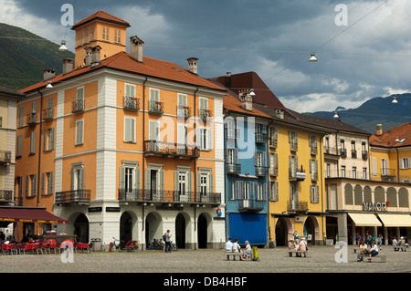 Case colorate nella piazza principale Piazza Grande a Locarno, in Ticino, Svizzera Foto Stock