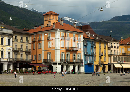 Case colorate nella piazza principale Piazza Grande a Locarno, in Ticino, Svizzera Foto Stock