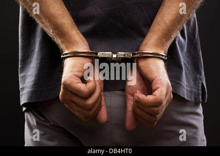 Close-up. Arrestato uomo ammanettati mani sul retro Foto Stock