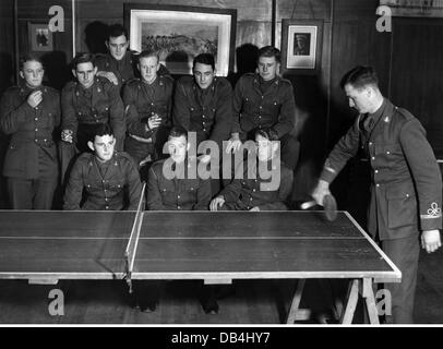 Militare, Australia, Royal Military College, Duntroon, cadetti che partecipano a una partita di ping-pong, circa 1940, Additional-Rights-Clearences-non disponibile Foto Stock