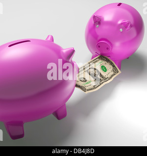Piggybanks di lotta contro il denaro che mostra problemi bancari Foto Stock