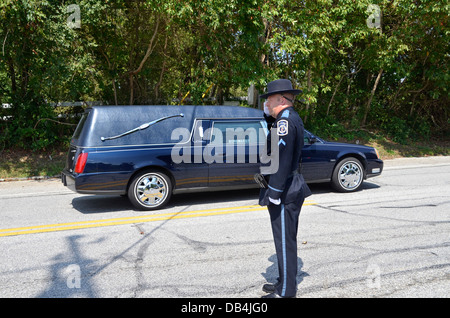 Funzionario di polizia saluta un trasporto funebre un poliziotto ucciso nella linea del dazio Foto Stock