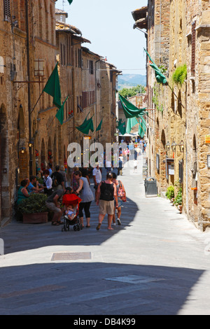 Street con ristoranti di San Gimignano, Italia Foto Stock