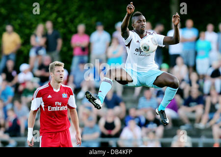 Flensburg, Germania. 23 Luglio, 2013. Regno di Modibo Maiga (L) salta alla sfera, mentre Amburgo Rajkovic Slobadan orologi la scena durante il soccer test match tra Hamburger SV e il West Ham United Stadium Arndstrasse in Flensburg, Germania, 23 luglio 2013. Foto: Malte cristiani/dpa/Alamy Live News Foto Stock