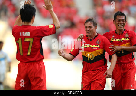 Nagoya, Giappone. 22 , 2013. Dragan Stojkovic (Grampus OB) Calcio : Dragan Stojkovic (C) celebra il suo primo obiettivo durante il Nagoya Grampus legenda corrisponde alla Toyota Stadium in Nagoya, Giappone . Credito: Kenzaburo Matsuoka/AFLO/Alamy Live News Foto Stock