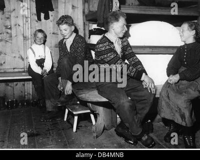 Agricoltura, contadino di montagna, bambini e adolescenti in soggiorno, anni 50, diritti aggiuntivi-clearences-non disponibile Foto Stock