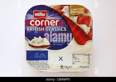 Pentola di Müller limited edition angolo classici britannici Eton Mess Yogurt isolati su sfondo bianco - yogurt Foto Stock