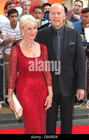Bruce Willis e Dame Helen Mirren arriva per la UK Premiere di Red 2, presso Empire Leicester Square, Londra. 22/07/2013 Foto Stock