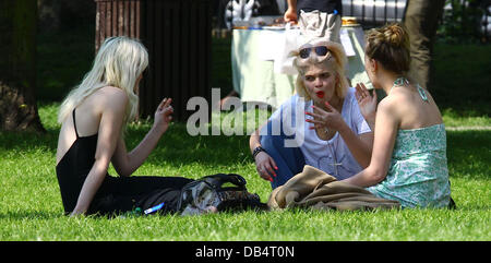 Pixie Geldof ha il pranzo con gli amici in Primrose Hill Londra Inghilterra - 19.04.11 Foto Stock