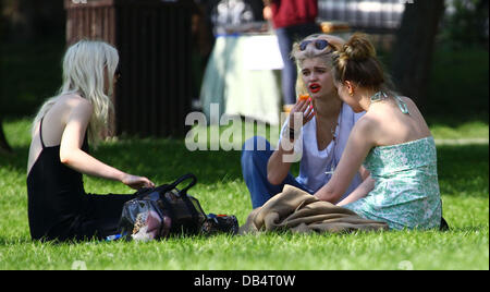 Pixie Geldof ha il pranzo con gli amici in Primrose Hill Londra Inghilterra - 19.04.11 Foto Stock