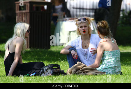 Pixie Geldof ha il pranzo con gli amici in Primrose Hill Londra Inghilterra - 19.04.11 Foto Stock