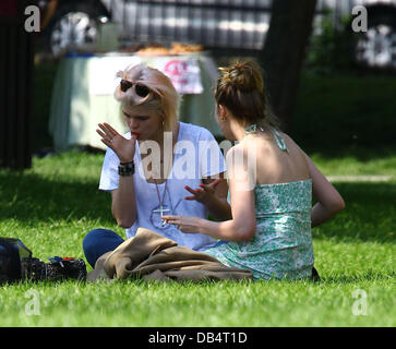 Pixie Geldof ha il pranzo con gli amici in Primrose Hill Londra Inghilterra - 19.04.11 Foto Stock