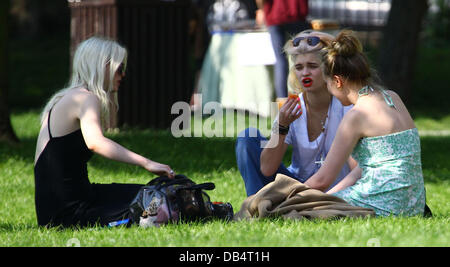 Pixie Geldof ha il pranzo con gli amici in Primrose Hill Londra Inghilterra - 19.04.11 Foto Stock