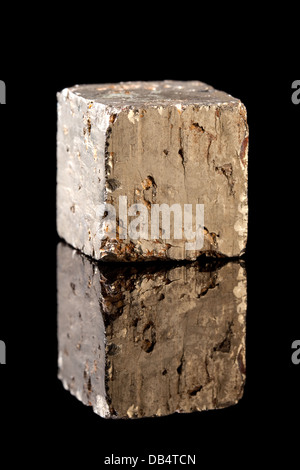 Blocco di Pirite Minerale, un solfuro di ferro che assomigliano a oro. Spesso confuso con oro e per questo chiamato anche l'oro dello sciocco Foto Stock