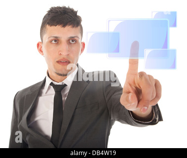 Giovane uomo spingendo il pulsante virtuale isolato su sfondo bianco