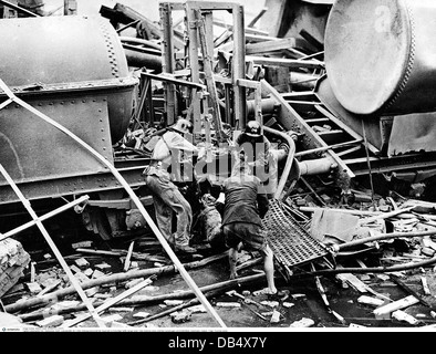 Disastri, esplosioni, società BASF, soccorritore che recupera vittima, Ludwigshafen, Germania, 28.7.1948, diritti aggiuntivi-clearences-non disponibili Foto Stock