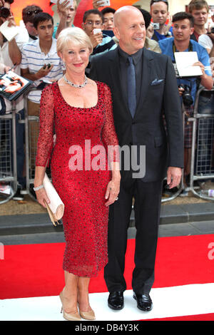 Bruce Willis e Dame Helen Mirren arriva per la UK Premiere di Red 2, presso Empire Leicester Square, Londra. 22/07/2013 Foto Stock