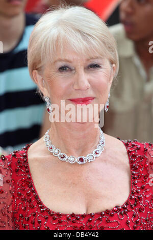 Dame Helen Mirren arriva per la UK Premiere di Red 2, presso Empire Leicester Square, Londra. 22/07/2013 Foto Stock