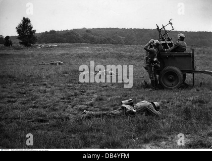 Nazismo / nazionalsocialismo, militare, Wehrmacht, esercito, fanteria con doppia pistola anti-aereo montata su un rimorchio, durante una manovra, circa 1940, diritti aggiuntivi-clearences-non disponibile Foto Stock