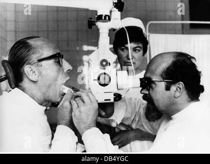 Medicina, trattamento, esame per diagnosi precoce del cancro, Dr. Rudolph Krienitz esame di un paziente, Prenzlauer Berg Hospital, Berlino Est, 1968, Additional-Rights-Clearences-Not Available Foto Stock