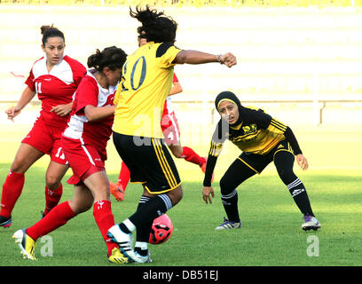 Berlino, Germania. 23 Luglio, 2013. Il giocatore di calcio egiziano club 'Wadi Degla' , in giallo maglie, e i giocatori di calcio giordano club 'Ortodossi Club' vie foir la palla durante le donne internazionale di calcio del festival di cultura e torneo 'Discover calcio' a Berlino, Germania, 23 luglio 2013. La manifestazione si svolge a fianco della FIFA Coppa del mondo femminile. Foto: Wolfgang Kumm/dpa/Alamy Live News Foto Stock