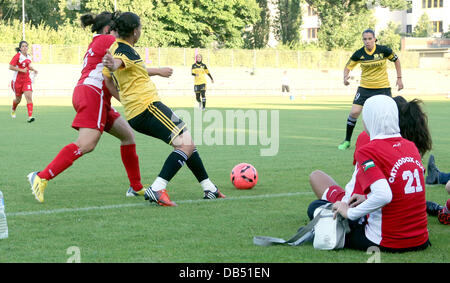 Berlino, Germania. 23 Luglio, 2013. I giocatori di calcio egiziano club 'Wadi Degla', vestito in giallo maglie, e i giocatori di calcio giordano club 'Ortodossi Club", si contendono la palla durante le donne internazionale di calcio del festival di cultura e torneo 'Discover calcio' a Berlino, Germania, 23 luglio 2013. La manifestazione si svolge a fianco della FIFA Coppa del mondo femminile. Foto: Wolfgang Kumm/dpa/Alamy Live News Foto Stock