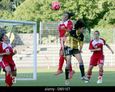 Berlino, Germania. 23 Luglio, 2013. I giocatori di calcio egiziano club 'Wadi Degla', vestito in giallo maglie, e i giocatori di calcio giordano club 'Ortodossi Club", si contendono la palla durante le donne internazionale di calcio del festival di cultura e torneo 'Discover calcio' a Berlino, Germania, 23 luglio 2013. La manifestazione si svolge a fianco della FIFA Coppa del mondo femminile. Foto: Wolfgang Kumm/dpa/Alamy Live News Foto Stock