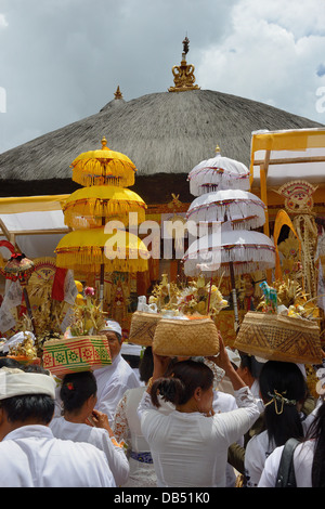 Indonesia, Bali, Induismo cerimonia religiosa alla Pura Besakih temple Foto Stock