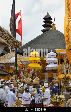 Indonesia, Bali, Induismo cerimonia religiosa alla Pura Besakih temple Foto Stock