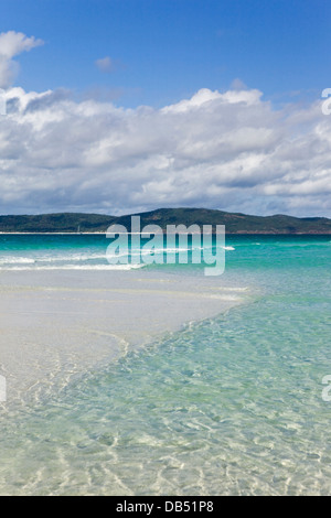 Sabbie Bianche e le acque cristalline di Whitehaven Beach. Whitsunday Islands National Park, Whitsundays, Queensland, Australia Foto Stock
