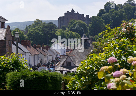 High Street, mercato dei filati e castello, Dunster, Somerset Foto Stock