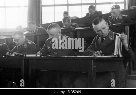 Nazismo / nazionalsocialismo, militare, Wehrmacht, Luftwaffe, istruzione, scuola di artiglieria antiaerea Wustrow, Germania, ufficiali nell'auditorium, 1939, diritti aggiuntivi-clearences-non disponibile Foto Stock