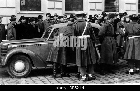 Geografia / viaggio, Austria, periodo post-bellico, Vienna, occupazione da parte degli alleati, pattuglia della polizia militare interalleata, controllo di un'auto, fine anni '40, diritti aggiuntivi-clearences-non disponibile Foto Stock